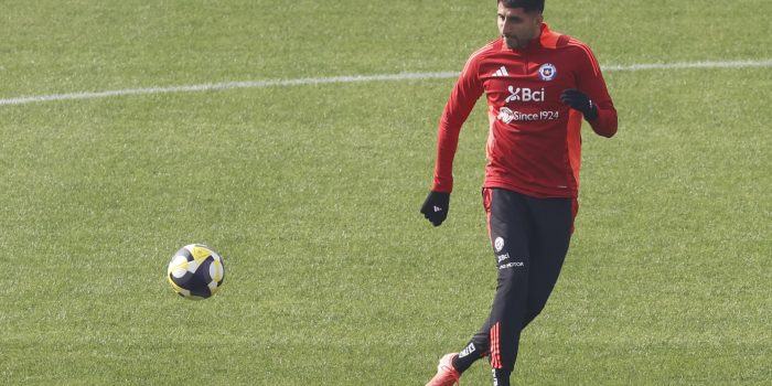 El jugador de la selección chilena de fútbol Guillermo Maripán participa en un entrenamiento. EFE/ Elvis González