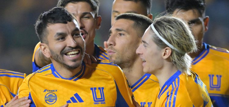 Angel Correa (i) de Tigres celebra un gol con sus compañeros. Imagen de archivo. EFE/Miguel Sierra.