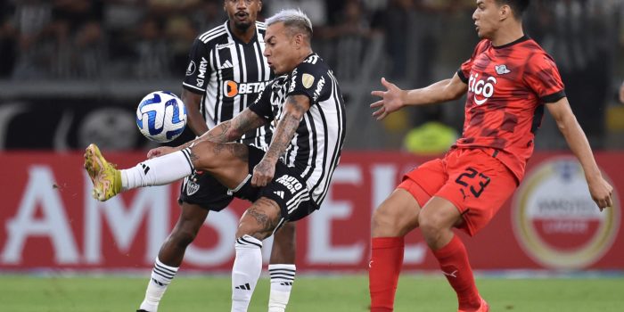 Eduardo Vargas de Atlético Mineiro disputa un balón con Diego Gómez de Libertad , en una fotografía de archivo.. EFE/Yuri Edmundo