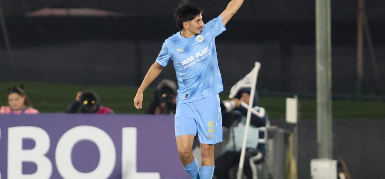 Franco Pizzichillo, de Montevideo City Torque, celebra un gol durante un partido de la fase de grupos de la Copa Sudamericana entre Montevideo City Torque y Deportivo Riestra en el estadio Centenario en Montevideo (Uruguay). EFE/Gastón Britos