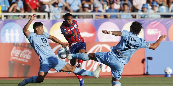 Luis Pavez (i) y Martín Sarrafiore (d), de O'Higgins, disputan el balón con Ademir da Silva Santos, de Bahía, en partido de la segunda fase de la Copa Libertadores en Rancagua (Chile). EFE/Elvis González