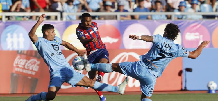 Luis Pavez (i) y Martín Sarrafiore (d), de O'Higgins, disputan el balón con Ademir da Silva Santos, de Bahía, en partido de la segunda fase de la Copa Libertadores en Rancagua (Chile). EFE/Elvis González