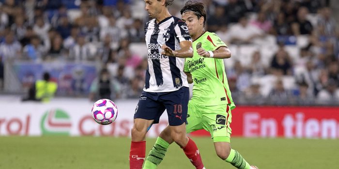Sergio Canales (i) de Monterrey disputa un balón con Diego Ochoa (d) de Juárez este martes, en un partido de la Liga MX entre Monterrey y Juárez en el estadio BBVA, en Guadalupe (México). EFE/ Antonio Ojeda