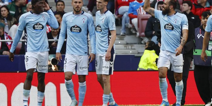 El delantero del Celta, Borja Iglesias (d), celebra el primer gol del equipo gallego durante el partido de LaLiga entre el Atlético de Madrid y el Celta, este sábado en el estadio Metropolitano, en Madrid. EFE/ Sergio Pérez