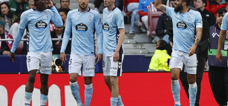 El delantero del Celta, Borja Iglesias (d), celebra el primer gol del equipo gallego durante el partido de LaLiga entre el Atlético de Madrid y el Celta, este sábado en el estadio Metropolitano, en Madrid. EFE/ Sergio Pérez