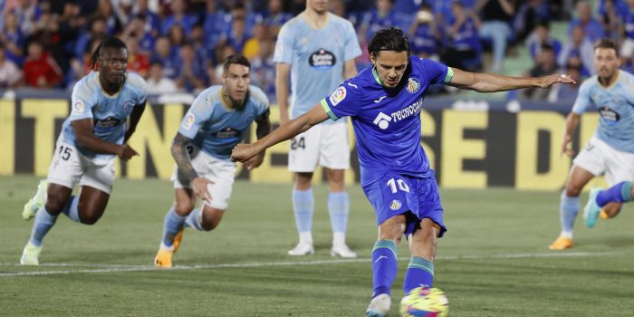 El delantero turco del Getafe, Enes Unal, golpea el balón desde el punto de penalti para conseguir el primer gol del equipo madrileño durante el encuentro correspondiente a la jornada 33 de primera división que disputaron frente al Celta en el Coliseum Alfonso Pérez, en Getafe. EFE / Marical.