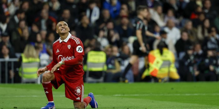 Fotografía de Juanjo Martín, en la que puede verse en una imagen de archivo del 20 de diciembre de 2025 al delantero chileno del Sevilla Alexis Sánchez, durante un partido. EFE