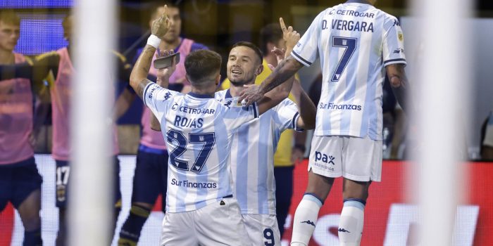 Adrián Martínez (c) de Racing celebra un gol este domingo, en un partido por semifinales del Torneo Clausura Argentino entre Boca Juniors y Racing Club en el estadio Alberto J. Armando 'La Bombonera'. .EFE/ Juan Ignacio Roncoroni