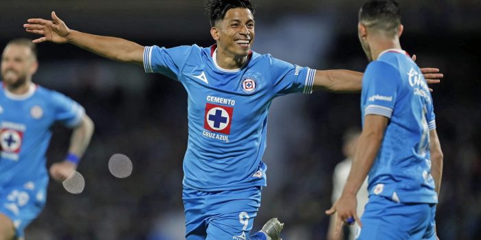 Ángel Sepúlveda (i) y Erik Lira de Cruz Azul celebran un gol este jueves, en el partido de vuelta de la semifinal de la Copa Concacaf en el estadio Olímpico Universitario de Ciudad de México (México). EFE/ Isaac Esquivel