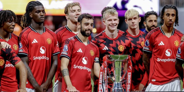 Jugadores del Manchester United exhiben el trofeo obtenido tras ganar la gira de pretemporada por Estados Unidos, que comenzó con un triunfo por 2-1 sobre West Hamb, siguió con una goleada por 4-1 Bournemouth y cerró este domingo con un emapte 2-2 con Everton en la ciudad de Atlanta (Georgia). EFE/EPA/ERIK S. LESSER