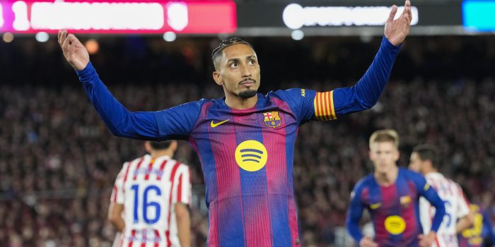 El centrocampista brasileño del FC Barcelona Raphinha celebra su gol durante el partido de la jornada 19 de LaLiga que FC Barcelona y Atlético de Madrid disputan en el estadio Spotify Camp Nou de Barcelona. EFE/Enric Fontcuberta