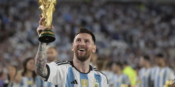 El futbolista argentino Leo Messi, considerado uno de los mejores jugadores de la historia y campeón del mundo con su selección en 2022, ha sido galardonado este miércoles con el Premio Princesa de Asturias de los Deportes 2026. En la imagen, Lionel Messi camina con el trofeo de la Copa Mundo en un homenaje, al final de un partido amistoso ante Panamá en el estadio Monumental, el 23 de marzo de 2023, en Buenos Aires (Argentina). EFE/Juan Ignacio Roncoroni
