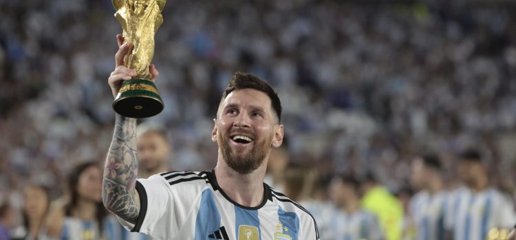 El futbolista argentino Leo Messi, considerado uno de los mejores jugadores de la historia y campeón del mundo con su selección en 2022, ha sido galardonado este miércoles con el Premio Princesa de Asturias de los Deportes 2026. En la imagen, Lionel Messi camina con el trofeo de la Copa Mundo en un homenaje, al final de un partido amistoso ante Panamá en el estadio Monumental, el 23 de marzo de 2023, en Buenos Aires (Argentina). EFE/Juan Ignacio Roncoroni