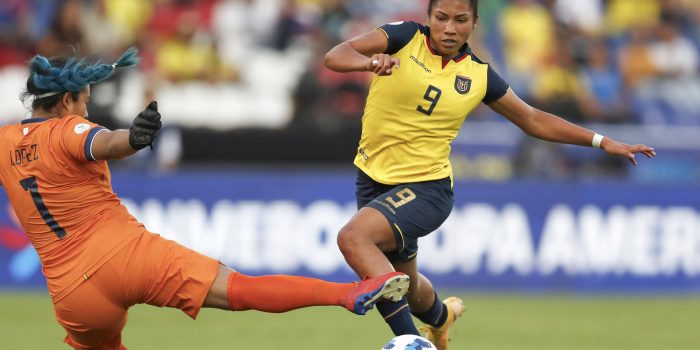 Nayely Bolaños (d), una de las figuras de Ecuador. EFE/ Ernesto Guzmán Jr ARCHIVO