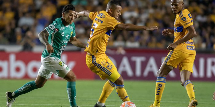 Rafael de Souza (c) de Tigres disputa el balón con Lucas romero (i) de León hoy, durante el partido de ida correspondiente a la semifinal de la liga de campeones de CONCACAF, entre Tigres y León, en el estadio Universitario de la ciudad de Monterrey. EFE/Miguel Sierra.