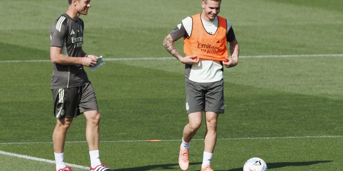 Foto de archivo del entrenador del Real Madrid Xabi Alonso (i) junto al jugador argentino Franco Mastantuono. EFE/Sergio Pérez