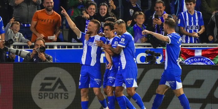 El extremo del Alavés Carlos Vicente Robles (i) celebra con sus compañeros tras anotar un gol ante el Sevilla, durante el partido de la jornada 6 de LaLiga EA Sports, entre el Deportivo Alavés y el Sevilla FC que se disputa este viernes, en el estadio de Mendizorrotza de Vitoria-Gasteiz. EFE/ Adrián Ruiz Hierro