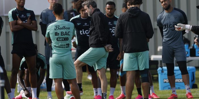El seleccionador de Panamá, Thomas Christiansen (c), dirige un entrenamiento en el complejo deportivo de Nottawasaga, en Ontario (Canadá). EFE/Bienvenido Velasco