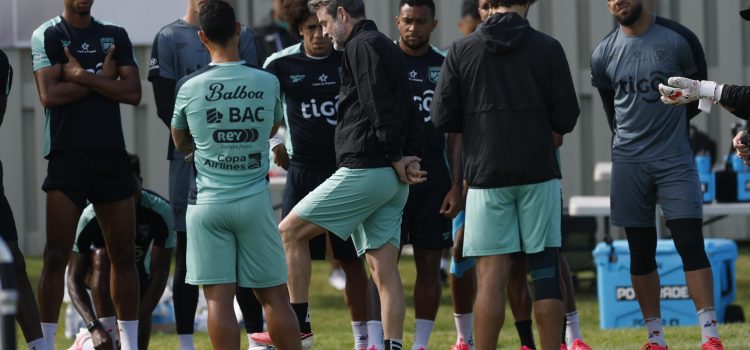 El seleccionador de Panamá, Thomas Christiansen (c), dirige un entrenamiento en el complejo deportivo de Nottawasaga, en Ontario (Canadá). EFE/Bienvenido Velasco