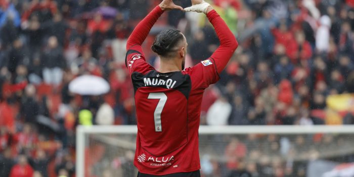 El jugador del Real Mallorca Vedat Muriqi, celebra su gol contra el Rayo Vallecano, durante el partido de la jornada 31 de LaLiga EA Sports entre el Real Mallorca y el Rayo Vallecano, este domingo en el Estadi Mallorca Son Moix.- EFE/CATI CLADERA