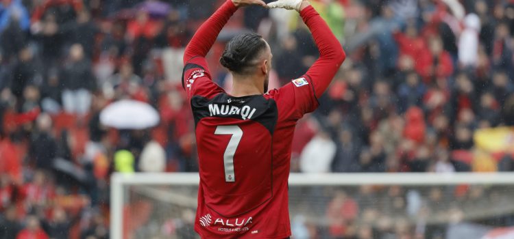 El jugador del Real Mallorca Vedat Muriqi, celebra su gol contra el Rayo Vallecano, durante el partido de la jornada 31 de LaLiga EA Sports entre el Real Mallorca y el Rayo Vallecano, este domingo en el Estadi Mallorca Son Moix.- EFE/CATI CLADERA