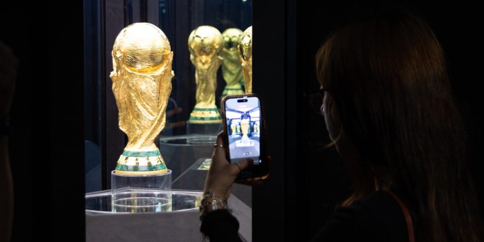 Fotografía de Carlos Ramírez, en la que puede verse en una imagen de archivo del pasado 3 de mayo a una persona tomando una fotografía del trofeo de la Copa Mundial de la FIFA 2026. EFE