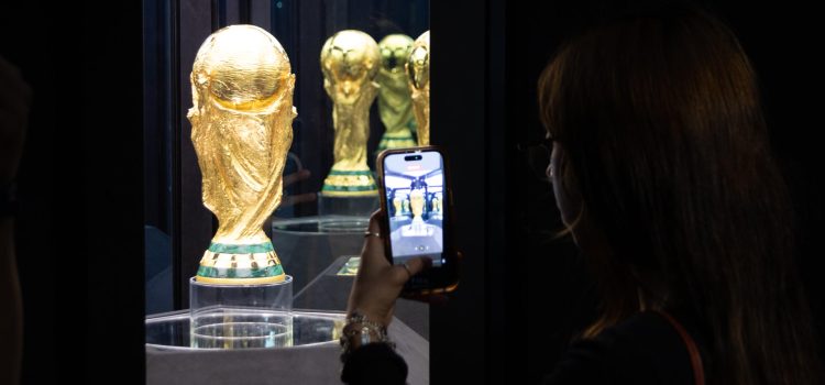 Fotografía de Carlos Ramírez, en la que puede verse en una imagen de archivo del pasado 3 de mayo a una persona tomando una fotografía del trofeo de la Copa Mundial de la FIFA 2026. EFE