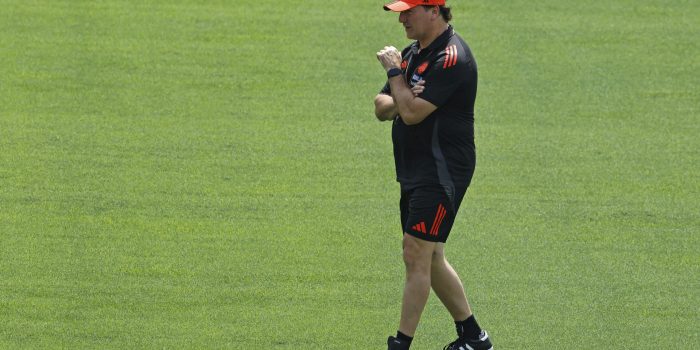 El seleccionador de Colombia, Néstor Lorenzo, camina por el campo durante un entrenamiento este lunes en el estadio Metropolitano Roberto Meléndez, en Barranquilla. EFE/ Mauricio Dueñas Castañeda