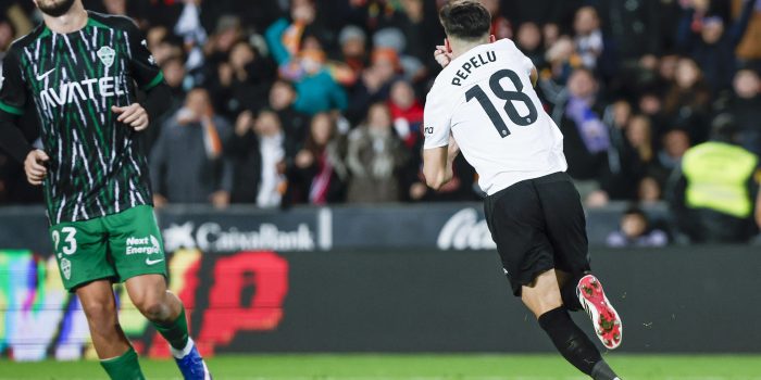 El centrocampista del Valencia, Pepelu, tras conseguir de penalti el primer gol del equipo valenciano durante el partido de la jornada 19 de LaLiga EA Sports que disputaron el Valencia CFy el Elche CF este sábado, en el estadio de Mestalla. EFE/ Biel Aliño
