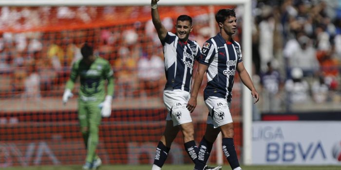 Jugadores de Monterrey, festejan una anotación ante Pumas este domingo, durante el juego de vuelta de cuartos de final del torneo mexicano de fútbol celebrado en el Estadio Olímpico Universitario, en Ciudad de México (México). EFE/Isaac Esquivel