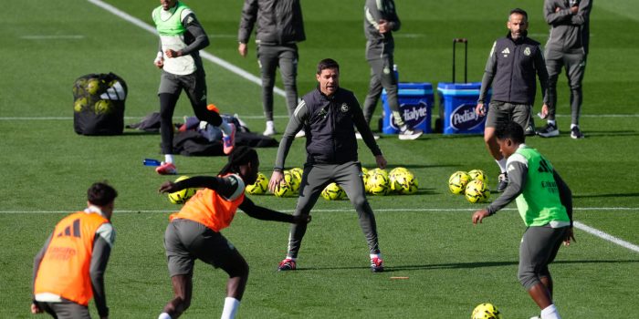 El entrenador del Real Madrid, Xabi Alonso (c), dirige el entrenamiento de esta mañana en la Ciudad Deportiva de Valdebebas. EFE/Borja Sánchez Trillo