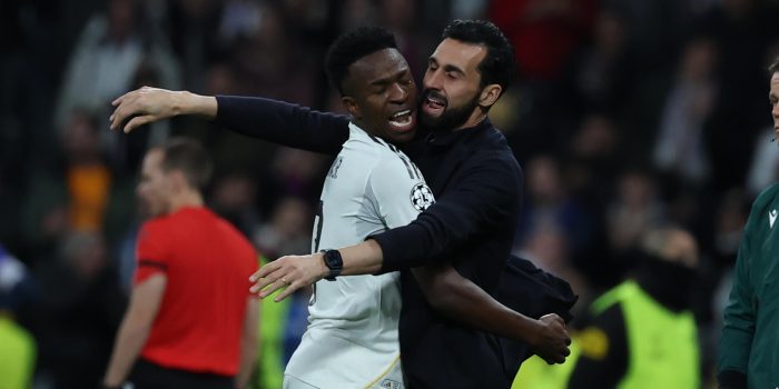 El técnico del Real Madrid, Álvaro Arbeloa y el jugador del equipo blanco, Vinicius Junior, celebran el quinto gol del equipo madridista durante el encuentro correspondiente a la Liga de Campeones UEFA entre el Real Madrid y el AS Mónaco. EFE/ Kiko Huesca.