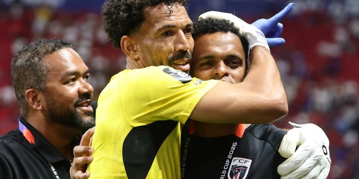 El portero de Cabo Verde Vozinha (c), durante el partido que su selección disputó contra la de España este lunes en el Mundial de Estados Unidos, México y Canadá. EFE/ RONALD WITTEK