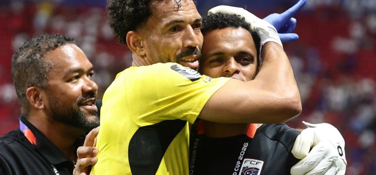 El portero de Cabo Verde Vozinha (c), durante el partido que su selección disputó contra la de España este lunes en el Mundial de Estados Unidos, México y Canadá. EFE/ RONALD WITTEK