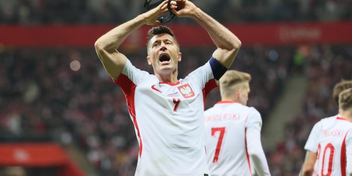 El jugador polaco Robert Lewandowski celebra el 1-1 durante el partido de la repesca que han jugado Polonia y Albania en el PGE National Stadium de Varsovia Polonia. EFE/EPA/LESZEK SZYMANSKI POLAND OUT
