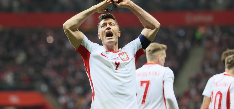 El jugador polaco Robert Lewandowski celebra el 1-1 durante el partido de la repesca que han jugado Polonia y Albania en el PGE National Stadium de Varsovia Polonia. EFE/EPA/LESZEK SZYMANSKI POLAND OUT