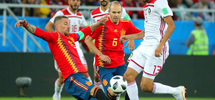 Andres Iniesta (C) en un partido de España contra Marruecos durante el Mundial de 2018 en Rusia.(EFE/EPA/ARMANDO BABANI EDITORIAL USE ONLY[EDITORIAL USE ONLY]