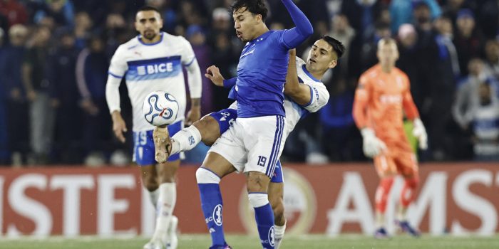Juan Ignacio Díaz (atrás), de Universidad Católica, disputa el balón con Kaio Jorge, de Cruzeiro, este miércoles en un partido de la Copa Libertadores ante Cruzeiro en el estadio Claro Arena de Santiago. EFE/ Osvaldo Villarroel