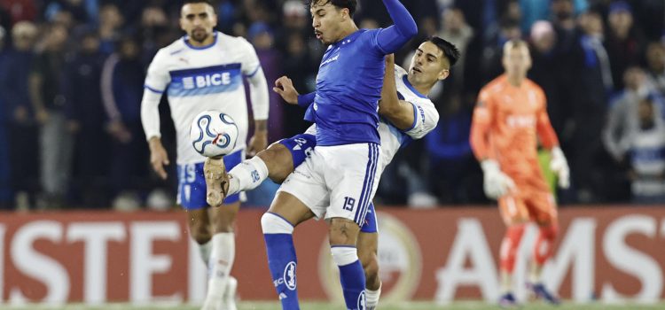 Juan Ignacio Díaz (atrás), de Universidad Católica, disputa el balón con Kaio Jorge, de Cruzeiro, este miércoles en un partido de la Copa Libertadores ante Cruzeiro en el estadio Claro Arena de Santiago. EFE/ Osvaldo Villarroel