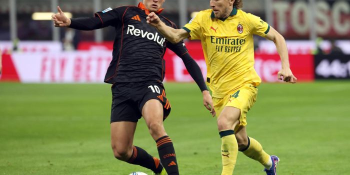 El jugador del Como Nico Paz (L) junto a Luka Modricdurante el partido de la Serie A que han jugado AC Milan y Como,en Milan, Italia. EFE/EPA/MATTEO BAZZI