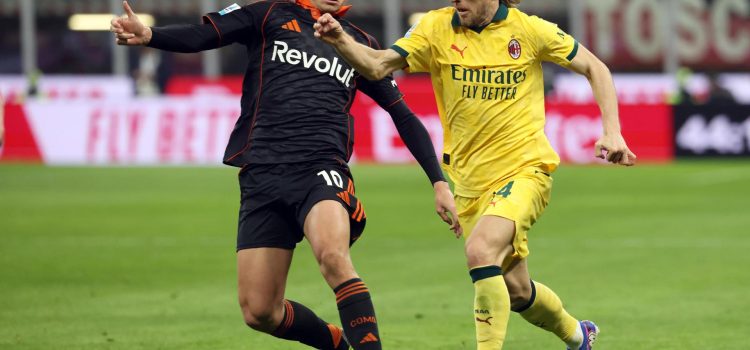 El jugador del Como Nico Paz (L) junto a Luka Modricdurante el partido de la Serie A que han jugado AC Milan y Como,en Milan, Italia. EFE/EPA/MATTEO BAZZI