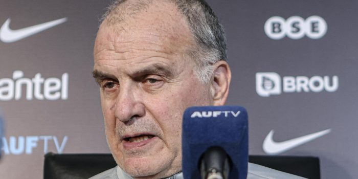 El seleccionador de fútbol de Uruguay, Marcelo Bielsa, afirmó este jueves en Montevideo que su permanencia en el cardo  depende en parte de la opinión de los jugadores. EFE/ Gaston Britos