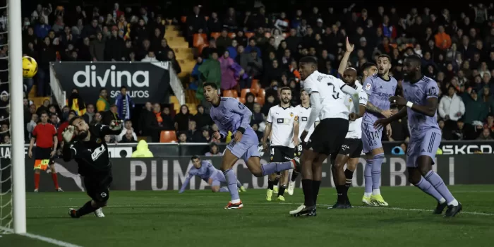 ALT 2-2. Vinícius se crece en Mestalla y evita la derrota del Real Madrid en un polémico final