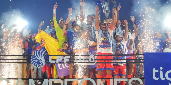 alt Plaza Amador celebran el título de campeones tras ganar la final del fútbol panameño ante San Francisco en el estadio Rommel Fernández, en Ciudad de Panamá. EFE/ Alexis Quiroz