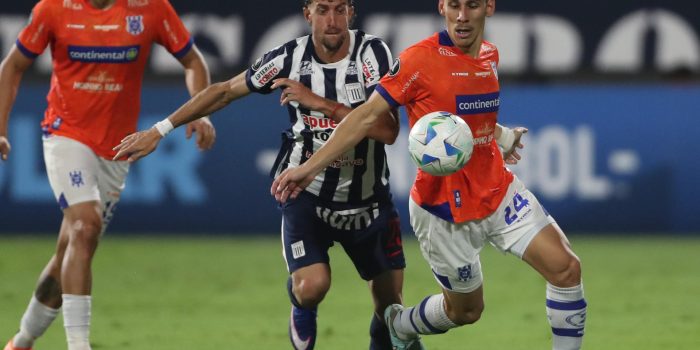 Gaspar Gentile (i), de Alianza Lima, disputa un balón con Oscar Romero (d), de 2 de Mayo, durante un partido de la Copa Libertadores en el estadio Alejandro Villanueva en Lima (Perú). EFE/Paolo Aguilar