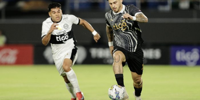 Rodney Redes (i), de Olimpia, disputa un balón con Matías Espinoza, de Libertad, en un partido de la jornada 20 de la Primera División de Paraguay entre Olimpia y Libertad en el estadio Defensores del Chaco en Asunción (Paraguay). EFE/ Juan Pablo Pino