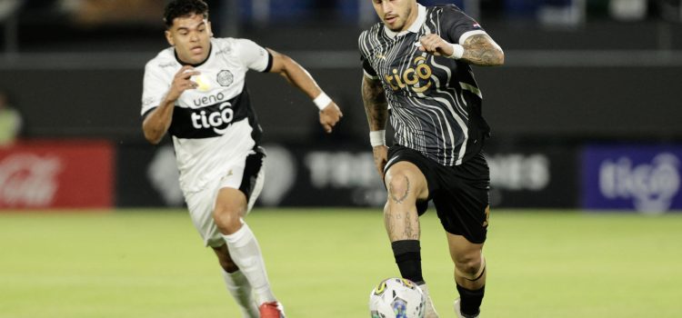 Rodney Redes (i), de Olimpia, disputa un balón con Matías Espinoza, de Libertad, en un partido de la jornada 20 de la Primera División de Paraguay entre Olimpia y Libertad en el estadio Defensores del Chaco en Asunción (Paraguay). EFE/ Juan Pablo Pino