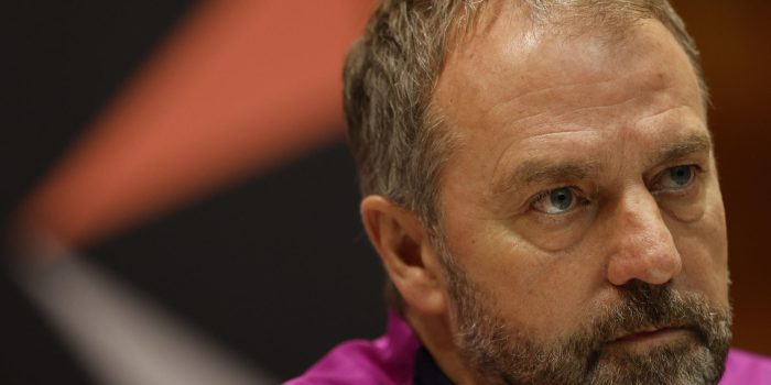 El alemán Hansi Flick, entrenador del Barcelona, durante la rueda de prensa ofrecida, este sábado, en Yeda, Arabia Saudí, un día antes de la final de la Supercopa de España entre el Barcelona y el Real Madrid. EFE/ Kai Försterling