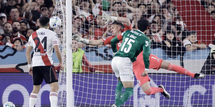 Franco Armani, arquero de River Plate, mira impotente la pelota que se va al fondo de la red después del cabezazo de Gustavo Gómez, de Palmeiras, en el primer gol del partido que el equipo brasileño ganó por 1-2 este miércoles en Buenos Aires por la Copa Libertadores. EFE/ Juan Ignacio Roncoroni