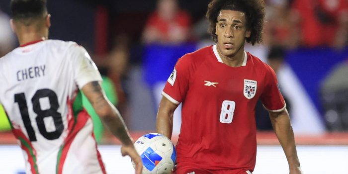 El centrocampista Adalberto 'Coco' Carrasquilla disputa un balón con el defensor surinamés Tjaronn Chery durante el partido de la cuarta jornada del Grupo A de las eliminatorias de la Concacaf para el Mundial de 2026 jugado este martes en el estadio Rommel Fernández Gutiérrez, de Ciudad de Panamá. EFE/ Bienvenido Velasco